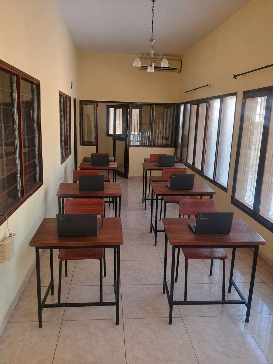 A nossa sala de aula em Tete — um computador portátil para cada aluno